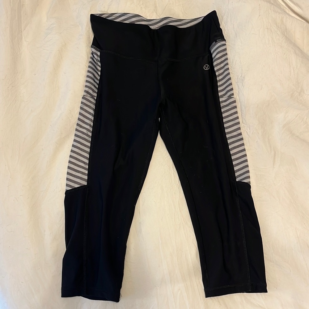 VOGO Athletica Capri Leggings with Side Thigh Pockets